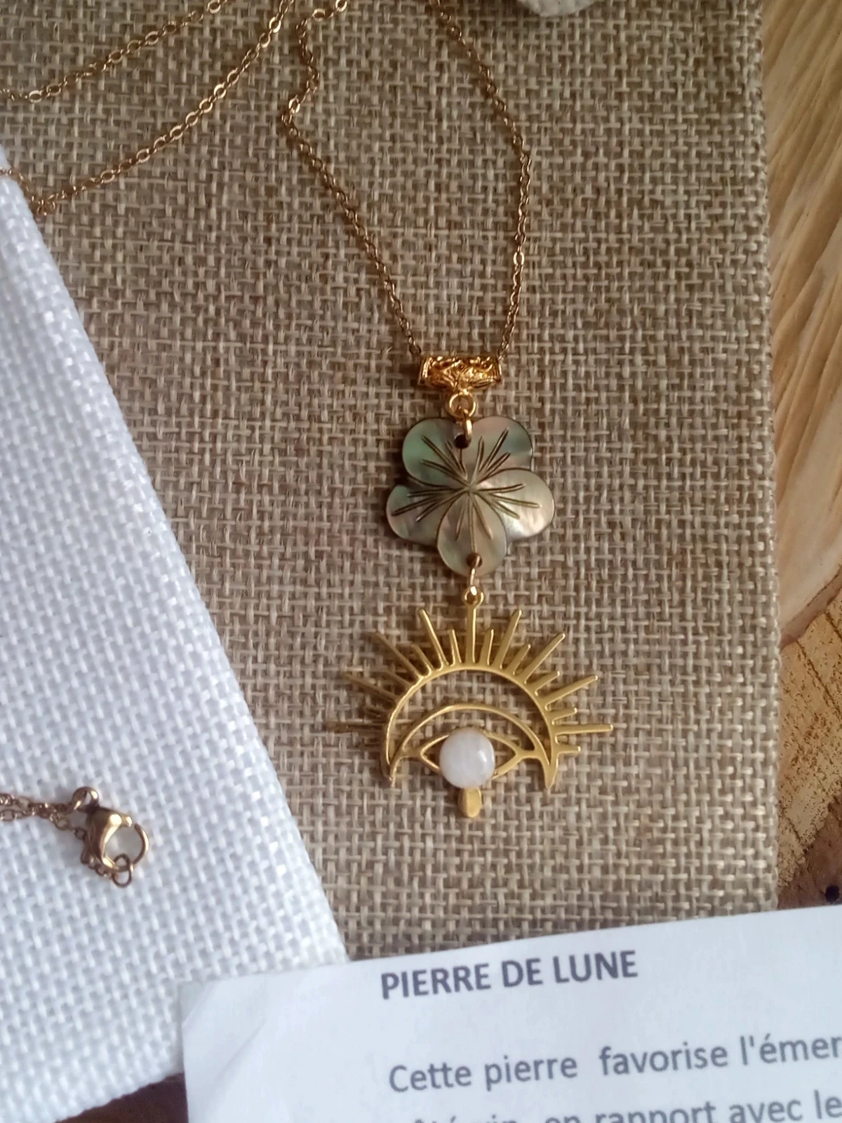 Collier doré fleur de n'acre et pierre de lune